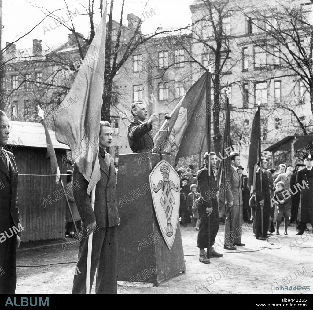 CA 1942. Sven Olov Lindholm ledare för det nazistiska partiet Svensk socialistisk samling (SSS) håller tal från talarstolen vid ett torgmöte troligen omkring 1942.. Foto: Pressens Bild / TT / Kod: 190.