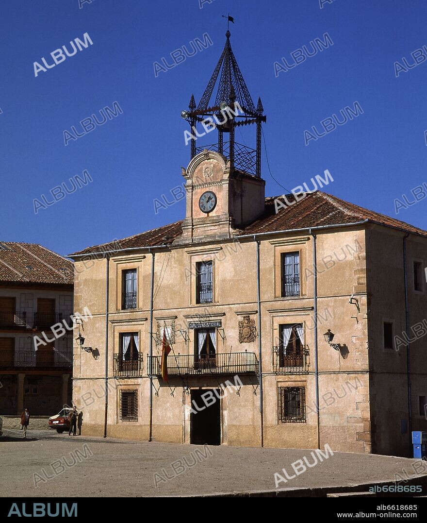 Fachada Del Ayuntamiento De Riaza - Siglo Xviii - Torre Campanario 