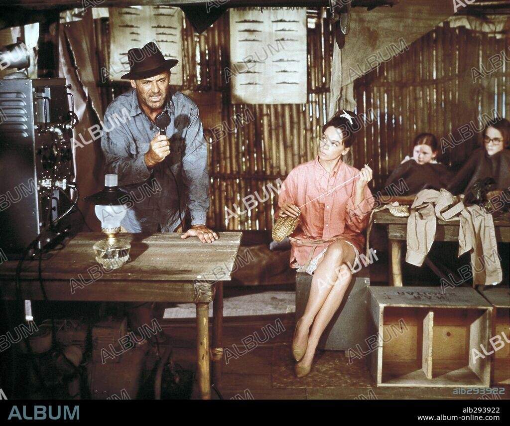 CARY GRANT y LESLIE CARON en OPERACIÓN WHISKY, 1964 (FATHER GOOSE), dirigida por RALPH NELSON. Copyright UNIVERSAL PICTURES.