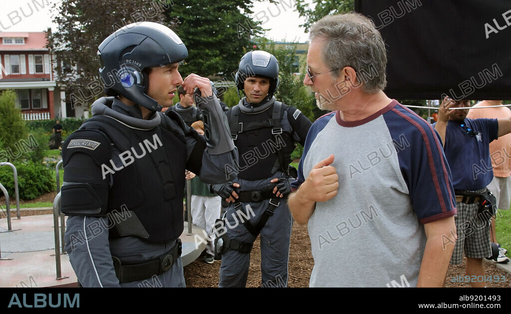 STEVEN SPIELBERG and TOM CRUISE in MINORITY REPORT, 2002, directed by STEVEN SPIELBERG. Copyright 20TH CENTURY FOX.