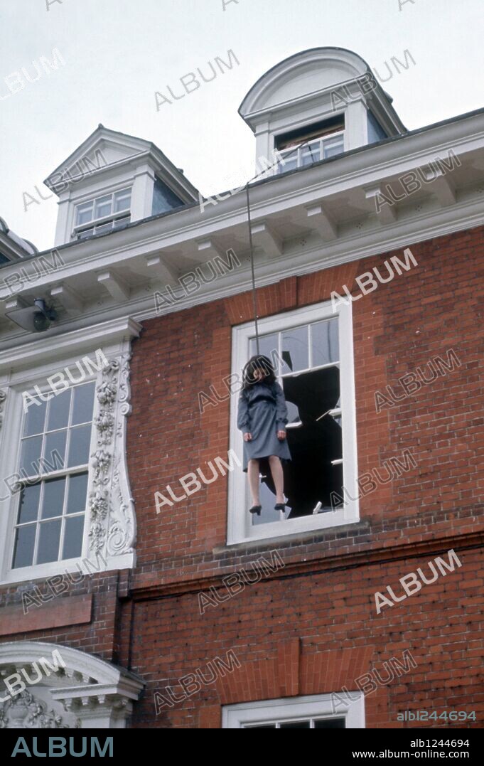 HOLLY PALANCE in THE OMEN, 1976, directed by RICHARD DONNER. Copyright 20TH CENTURY FOX.