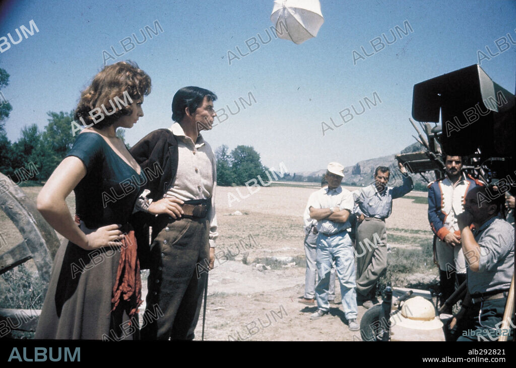 Frank Sinatra and LOREN SOPHIA / LOREN SOFIA 1934/. FRANK SINATRA and SOPHIA LOREN in THE PRIDE AND THE PASSION, 1957, directed by STANLEY KRAMER. Copyright STANLEY KRAMER CO./UNITED ARTISTS.