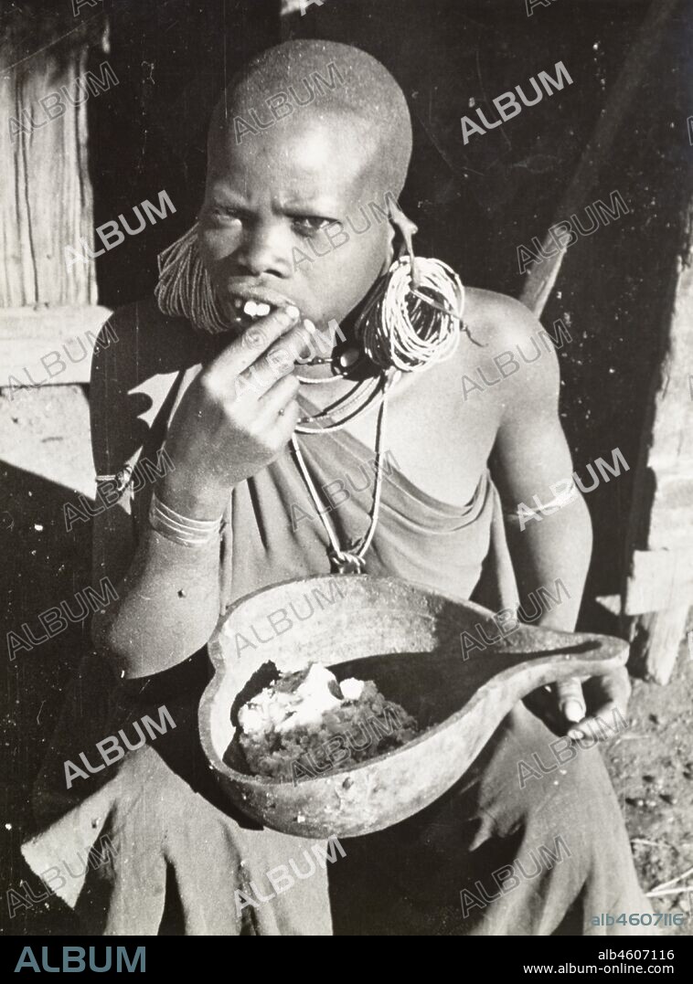 Kikuyu woman eating maize porridge - Album alb4607116