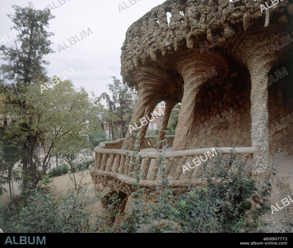 ANTONI GAUDÍ. PORTICO HELICOIDAL - 1900/1914.