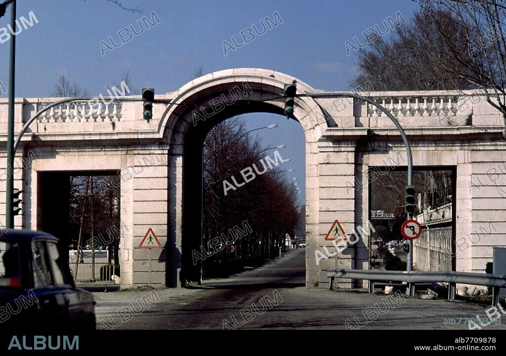 ARCO DE ENTRADA A LA PLAZA.