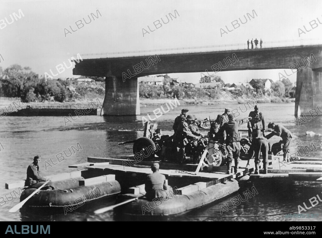 German troops cross the Nyemen River at Prinai. Since the bridge has been blown up and the Ponotn Bridge is not yet finished, pioneers have set up a kind of ferry service with raft bags. Photo: Trautvetter. [automated translation].