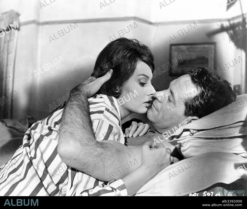 SOPHIA LOREN and WILLIAM HOLDEN in THE KEY, 1958, directed by CAROL REED.  Copyright COLUMBIA PICTURES. - Album alb3392000