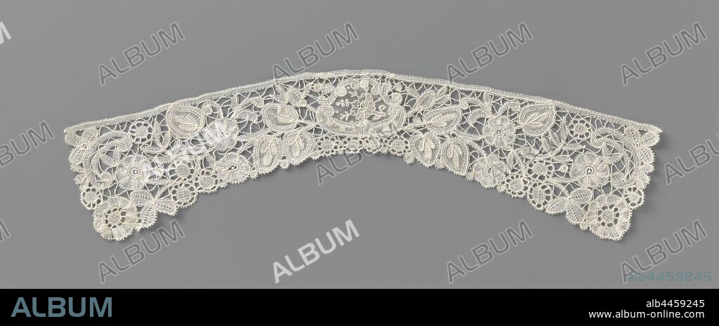 Collar of mixed lace with heart-shaped leaves, Collar of natural-colored mixed lace: Brussels duchesse lace. Rectangular model with a kink in the middle. A small reserve of c-volutes, with a rose inside on a fine mesh ground (needle side), stands in the middle of a braided ground, on which branches, among other things with flowers and heart-shaped leaves. collar of bobbin lace with c-volutes, collar of natural-colored bobbin lace: duchesse lace. Flat-lying round model that almost forms a closed circle. Within a border of triple leaves are pairs of applied c-volutes and twigs with daisies. with needle lace - Brussels duchesse. Square model. A narrow strip with four corners and a neck opening is divided at the corners and in the middle of the sides by small medallions (needle lace) with a fine mesh, on which there is a rose. The whole ground is made of widely spread braids, with clover leaves, large and small rosettes and calyx flowers, the twigs have the shape of a c motif., anonymous, Belgium (possibly), c. 1875 - c. 1899, linen (material), mixed Brussels, l 40 cm × w 8 cm.