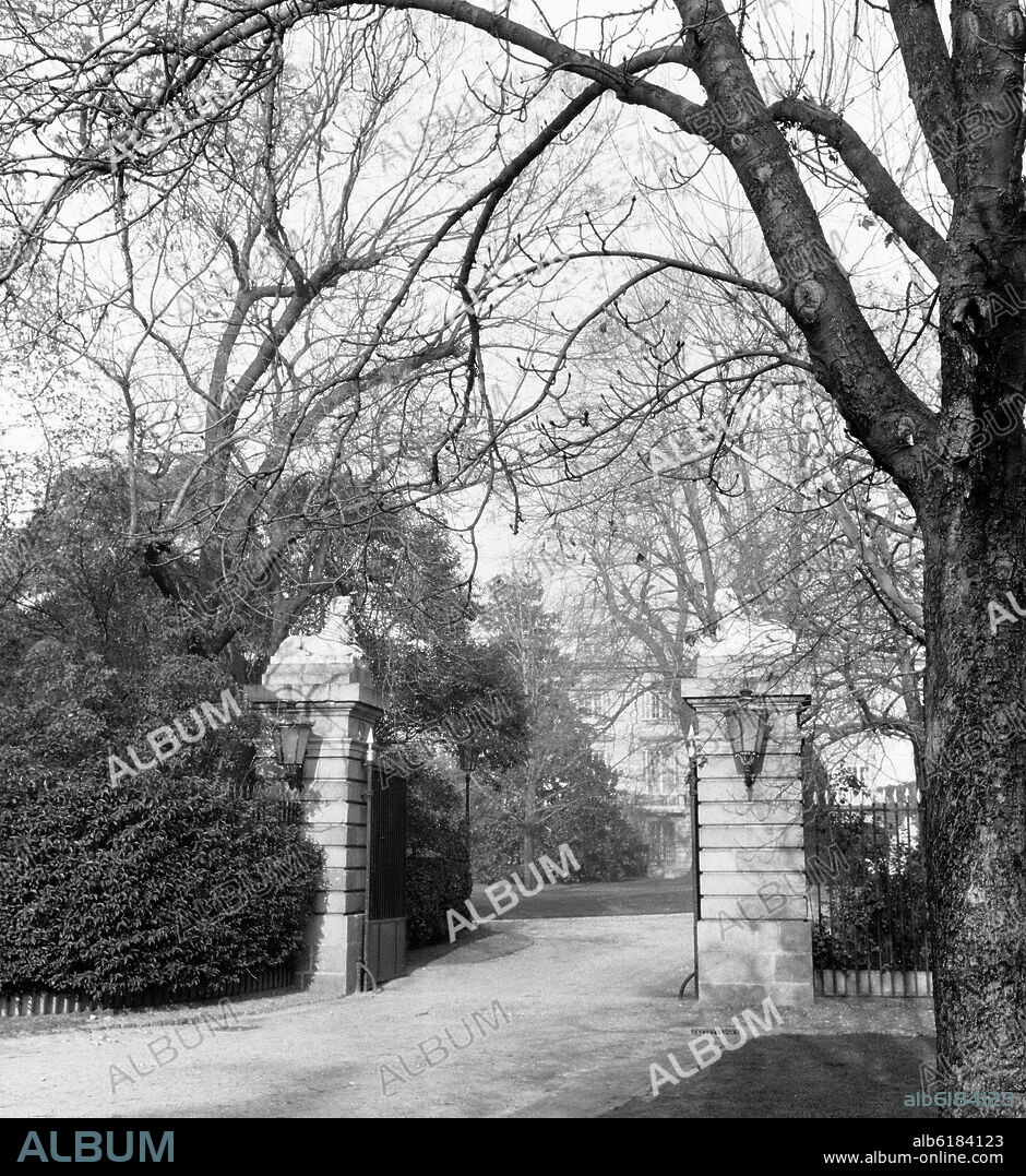 ENTRADA AL PALACIO DE LIRIA - FOTOGRAFIA EN BLANCO Y NEGRO - AÑOS 60.