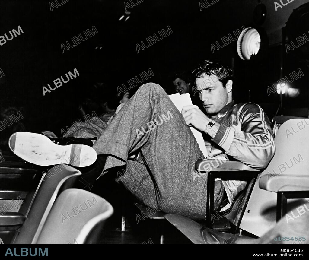 MARLON BRANDO in A STREETCAR NAMED DESIRE, 1951, unter der Regie von ELIA KAZAN. Copyright WARNER BROTHERS.