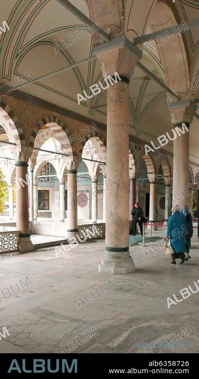 ARCHITECTURAL VIEWS Topkapi Palace is built on Byzantine acropol situated in Sarayburnu which is the historical Istanbul peninsula; between Marmara sea, The Bosphorus and Golden Horn. Fatih Sultan Mehmet, (the Conqueror) in 1478 had the Topkapi Palace constructed to be the official residence of the Otoman Sultans and center of State.