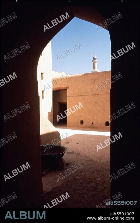 Nizwa (ancienne capitale du sultanat d'Oman), Fort (construit au 17ème siècle par le sultan Bin Saïf). Vue partielle. Photo.