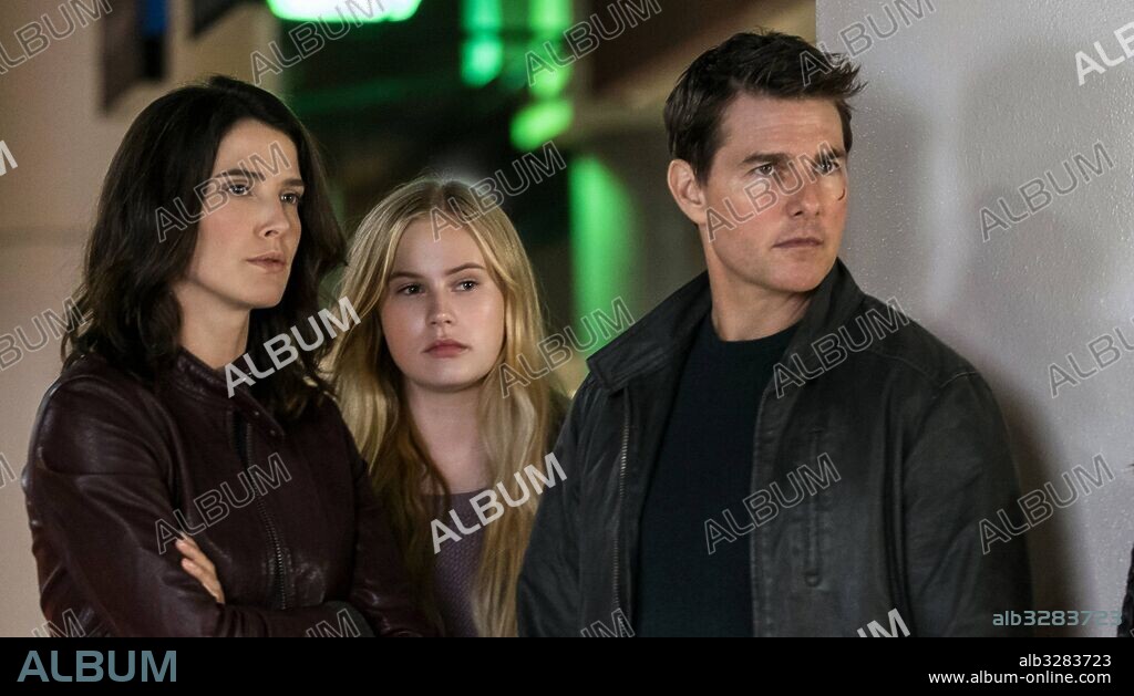 Cobie Smulders Danika Yarosh And Tom Cruise In Jack Reacher Never Go Back 2016 Directed By