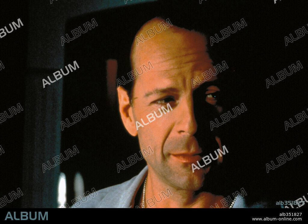 BRUCE WILLIS in THE WHOLE NINE YARDS, 2000, directed by JONATHAN LYNN. Copyright FRANCHISE PICTURES.