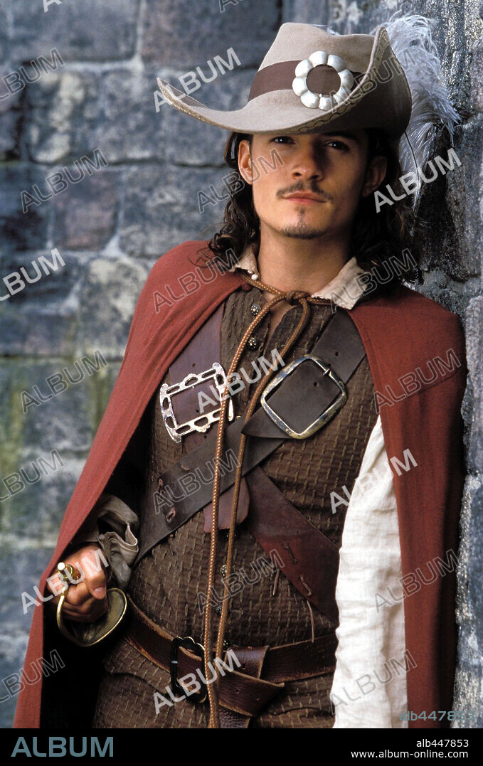 ORLANDO BLOOM in PIRATES OF THE CARIBBEAN: THE CURSE OF THE BLACK PEARL, 2003, directed by GORE VERBINSKI. Copyright TOUCHSTONE PICTURES.