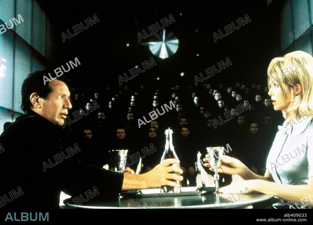 ANNETTE BENING and GARY SHANDLING in WHAT PLANET ARE YOU FROM?, 2000, directed by MIKE NICHOLS. Copyright COLUMBIA PICTURES.