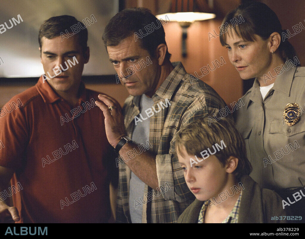 CHERRY JONES, JOAQUIN PHOENIX, MEL GIBSON y RORY CULKIN en SEÑALES, 2002  (SIGNS), dirigida por M. NIGHT SHYAMALAN. Copyright TOUCHSTONE PICTURES /  MASI, FRANK. - Album alb378229