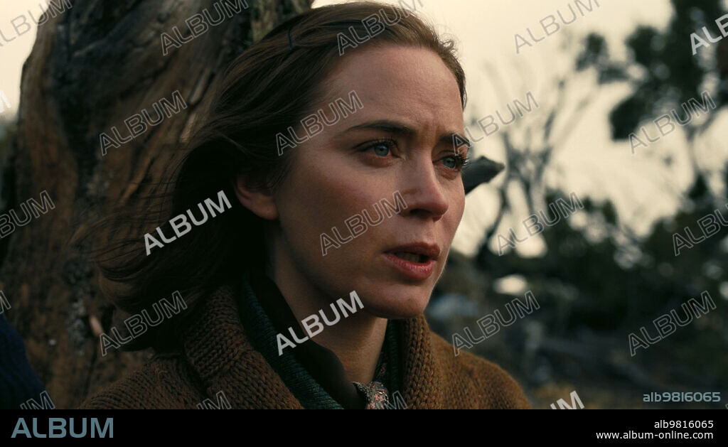 EMILY BLUNT in OPPENHEIMER, 2023, directed by CHRISTOPHER NOLAN. Copyright UNIVERSAL PICTURES.