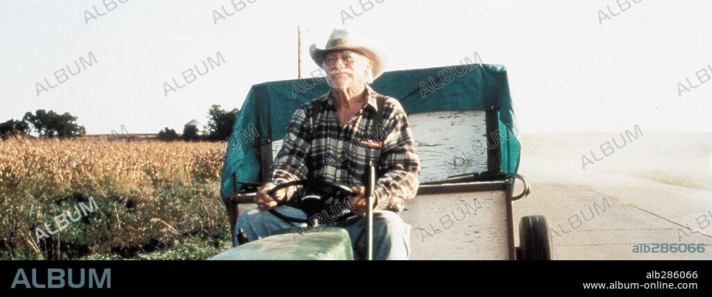 RICHARD FARNSWORTH in THE STRAIGHT STORY, 1999, directed by DAVID LYNCH. Copyright LE STUDIO CANAL +(U.S).