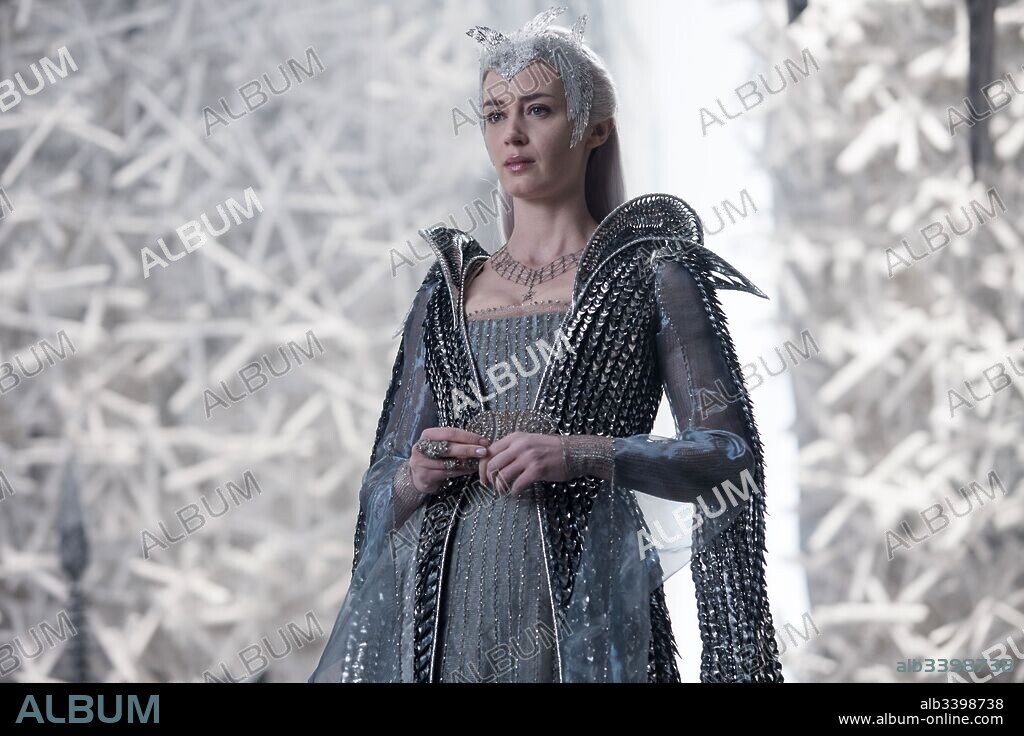 EMILY BLUNT in HUNTSMAN, THE: WINTER'S WAR, 2016, directed by CEDRIC NICOLAS-TROYAN. Copyright ROTH FILMS/UNIVERSAL PICTURES.