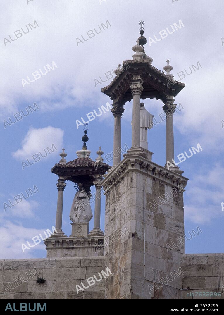 PUENTE DEL REAL-DETALLE DE TEMPLETES CON IMAGENES.