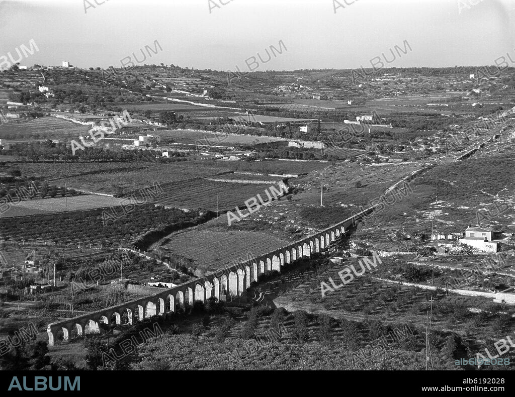 ACUEDUCTO DE LAS FERRERAS O PUENTE DEL DIABLO CONSTRUIDO EN LA EPOCA DE TRAJANO - FOTOGRAFIA EN BLANCO Y NEGRO - 1957.