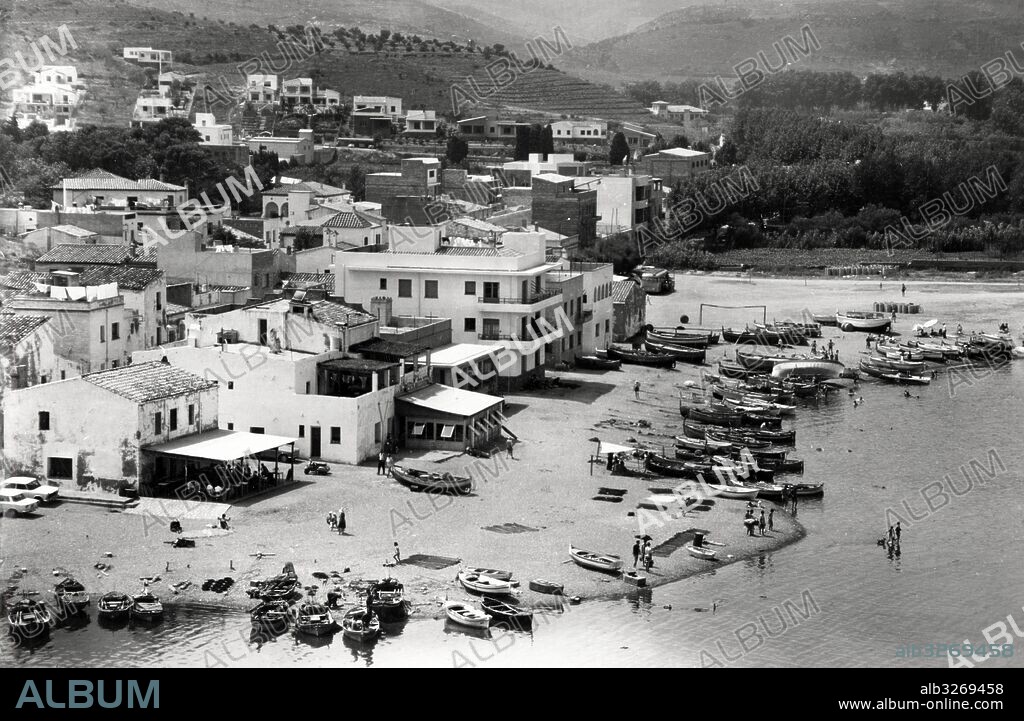 Vista de la playa de Llançà (Girona). Año 1955. Tarjeta postal. - Album ...