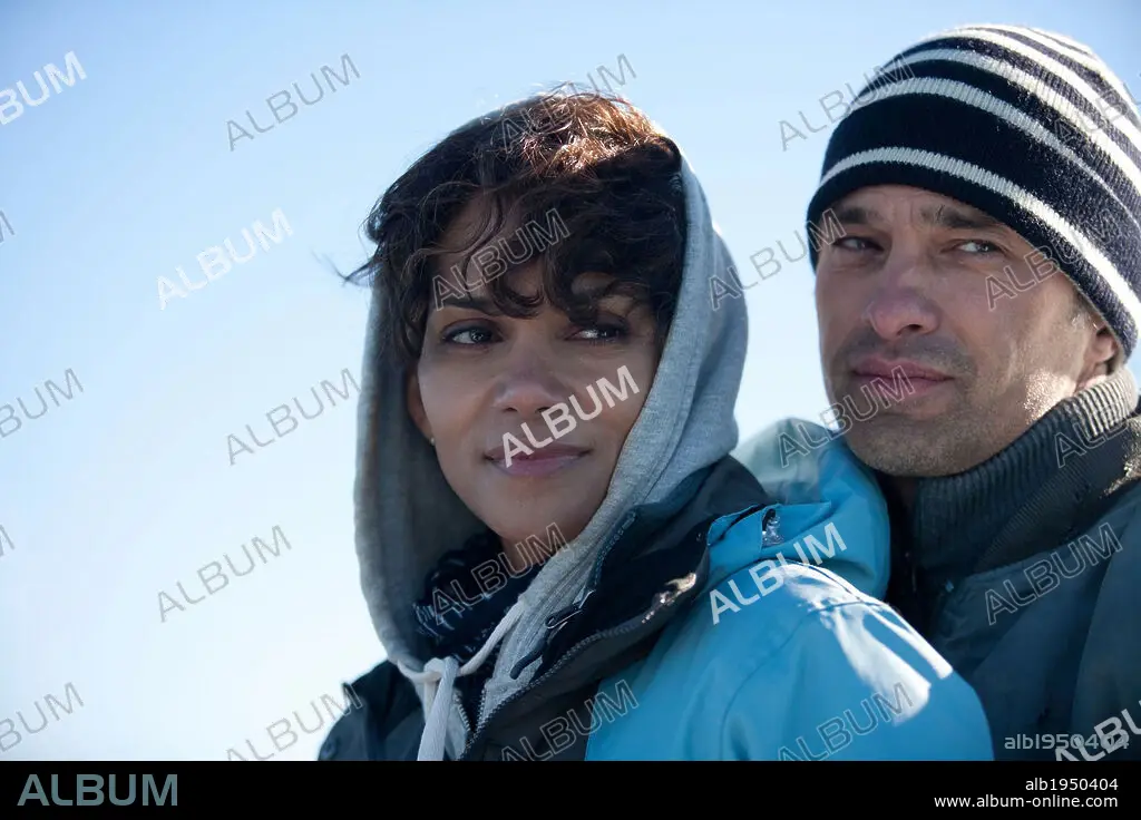 HALLE BERRY y OLIVIER MARTINEZ en MAREA LETAL DARK TIDE 2011 DARK TIDE dirigida por JOHN STOCKWELL. Copyright MAGNETIC MEDIA PRODUCTIONS. Album alb1950404