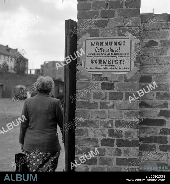 Berlin, Sommer 1953. Deutsch-amerikan. Lebensmittelaktion für Bewohner aus dem Ostsektor und der DDR. Warnschild am Eingang zu einer der Verteilungsstellen. Foto.