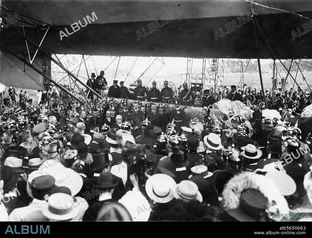 Transport:. Aviation / Airships. First visit of Count Zeppelin in Berlin on 29./30.8.1909: receiption after the landing. Photo (Otto Haeckel).