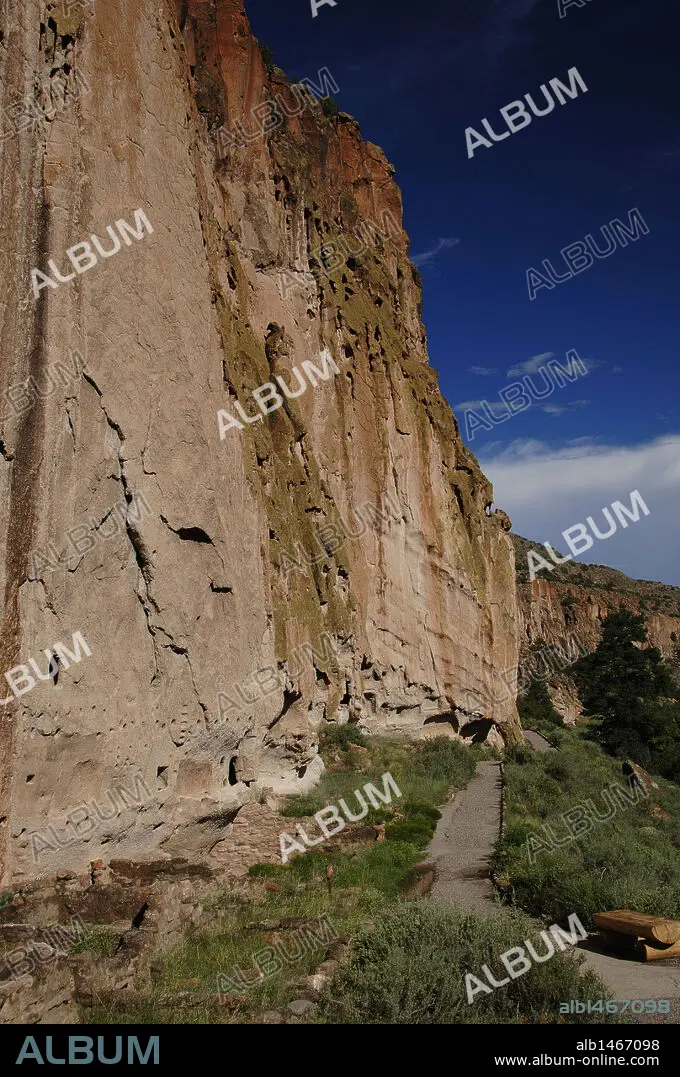 USA. Near Los Alamos. New Mexico. Bandelier National Monument. Multistory  dwellings of Ancestral Pueblo People. Rock wall foundations and beam holes  carved into tuff. - Album alb1467098