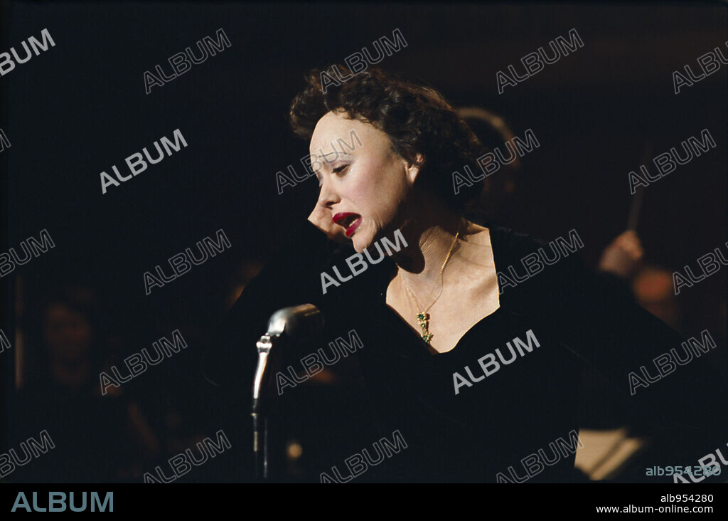 MARION COTILLARD en VIDA EN ROSA: LA VIDA EN ROSA: EDITH PIAF, 2007 (LA MOME), dirigida por OLIVIER DAHAN. Copyright LEGENDE/TF1 INTERNATIONAL/TF1 FILMS PRODUCTIONS/SONGBIRD PIC.