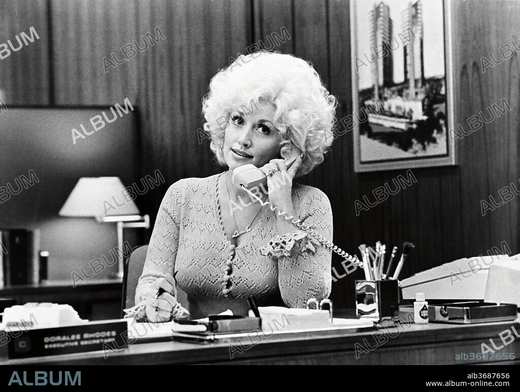 DOLLY PARTON in NINE TO FIVE, 1980, directed by COLIN HIGGINS. Copyright 20TH CENTURY FOX.