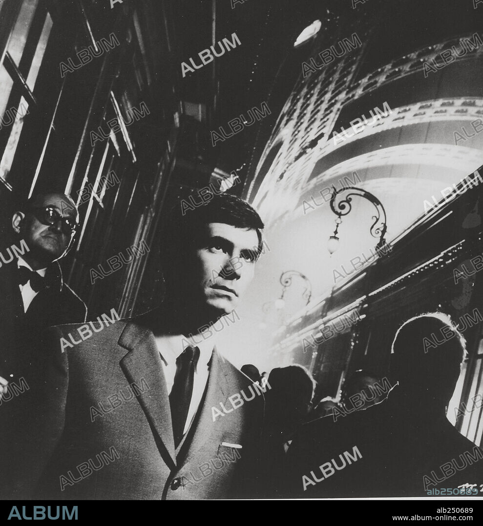 ANTHONY PERKINS in THE TRIAL, 1962 (LE PROCES), directed by ORSON WELLES. Copyright PARIS EUROPA/FICIT/HISA.