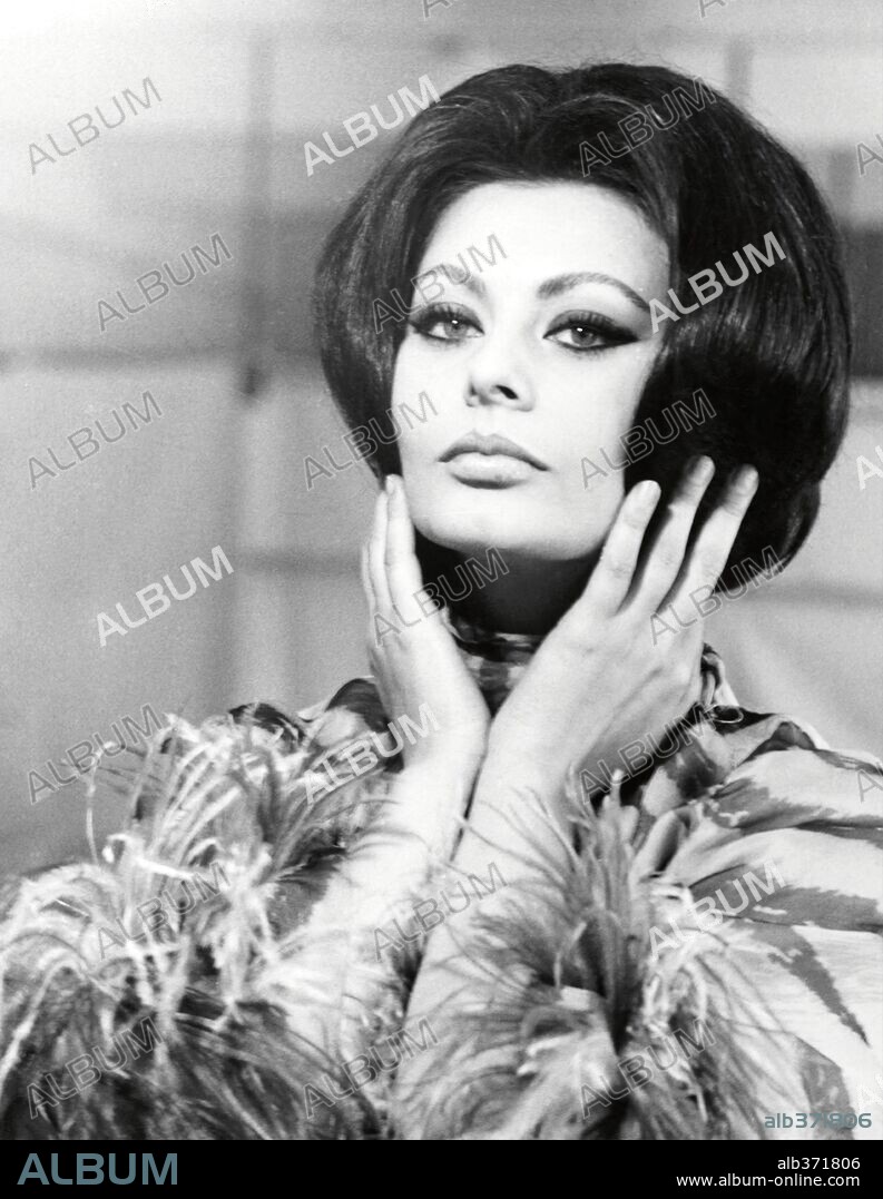 LOREN SOPHIA / LOREN SOFIA 1934/. SOPHIA LOREN in ARABESQUE, 1966 ...