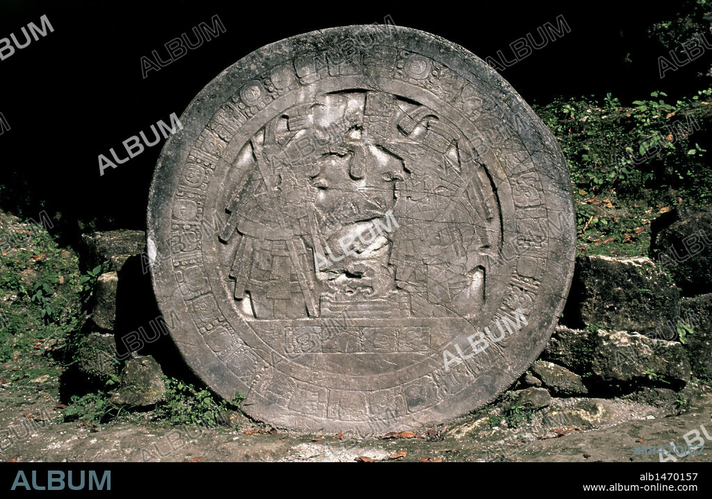 ARTE PRECOLOMBINO. GUATEMALA. MAYA. TIKAL. PIEDRA-ALTAR en la que aparece el rey JASAW CHAN K'AWIIL junto a un reyezuelo, dirigiendo un ritual sobre los huesos de una mujer maya de clase alta. Año 711. Periodo clásico temprano.