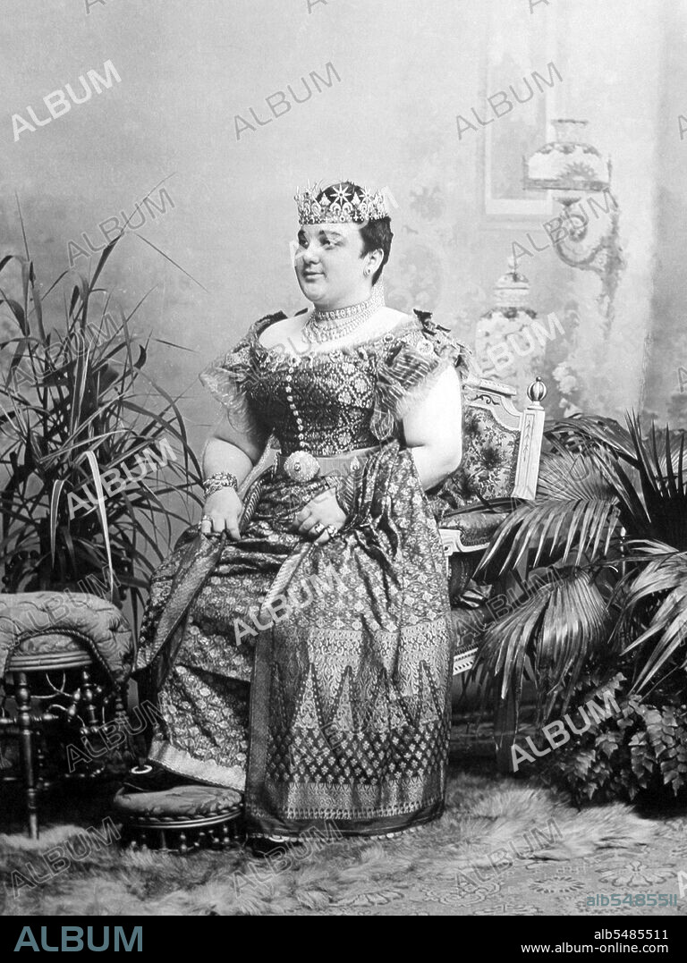 Che' Khadija Khanum [H.H. Sultana Khadija] crowned at the Istana Zahra, Johor Bahru, as Sultana of Johor with the style of Her Highness, 28th February 1894, a lady of Turkish origin.