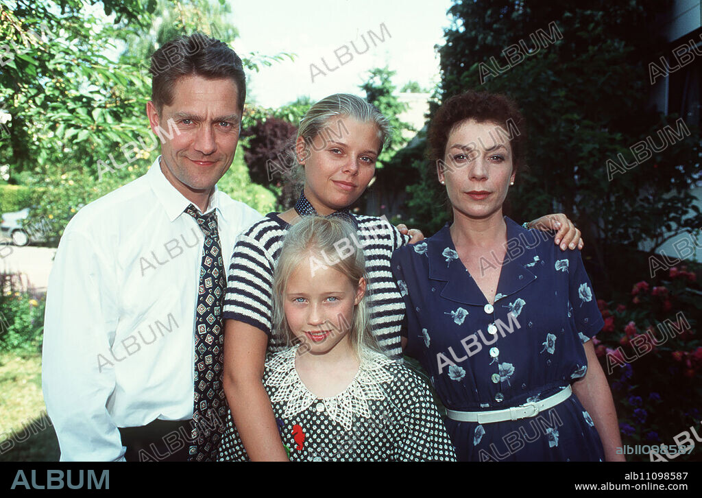 Natalie II - Hell after the baby prostitution After a long stay in hospital, Natalie Schneider returns home. Everyone wants to forget her past on the baby prostitution, but arguments soon arise. Photo from left to right: The Schneider family: Elke (NINA HOGER, mother), Natalie (ANNE SOPHIE BRIEST), Vanessa (ANNEKATHRIN LANGE, front) and Peter (UDO SCHENK). Director: Heidi Kranz / Headline: NATALIE II - HELL AFTER THE BABY PROSQUARE / Germany 1997.