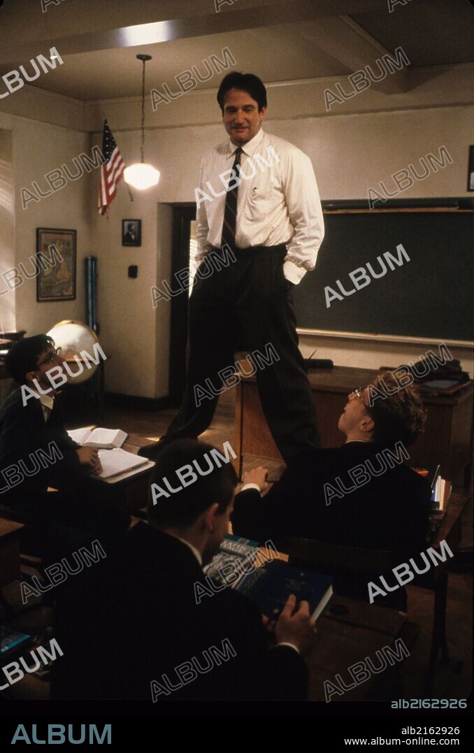 ROBIN WILLIAMS in DEAD POETS SOCIETY, 1989, directed by PETER WEIR. Copyright TOUCHSTONE PICTURES.