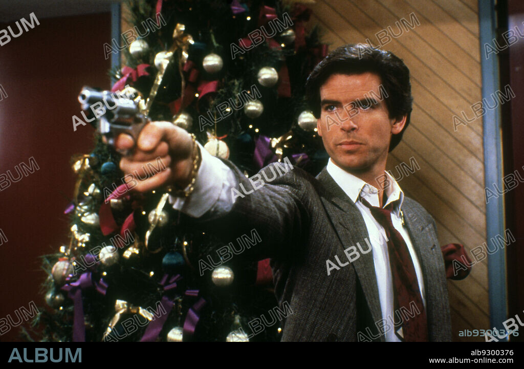 PIERCE BROSNAN in REMINGTON STEELE, 1982, directed by DON WEIS and SEYMOUR ROBBIE. Copyright MTM ENTERPRISES.