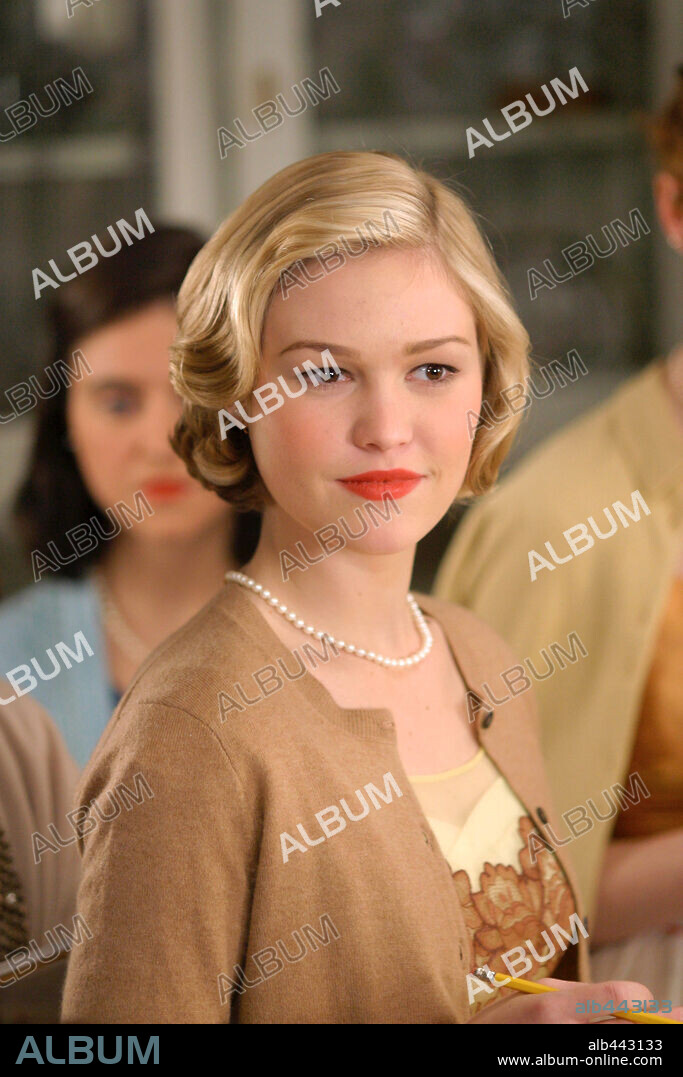 JULIA STILES en LA SONRISA DE MONA LISA, 2003 (MONA LISA SMILE), dirigida por MIKE NEWELL. Copyright REVOLUTION SRUDIOS AND COLUMBIA PICTURES INC. / MARSHAK, BOB.