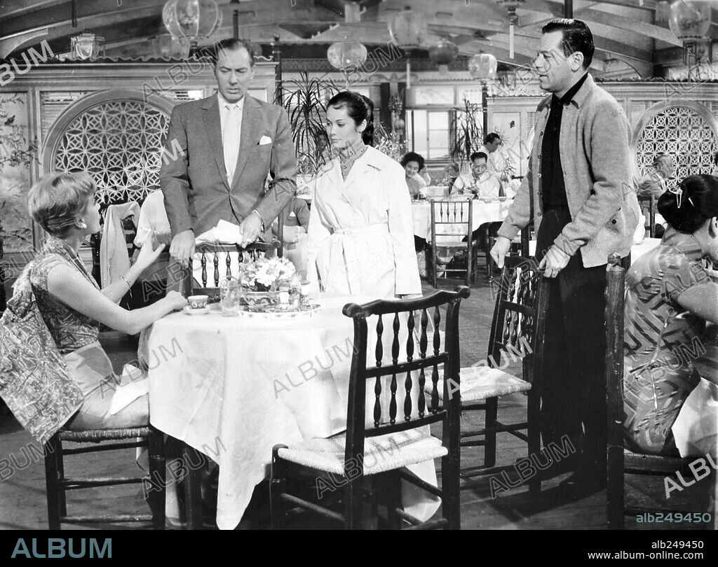 MICHAEL WILDING, NANCY KWAN, SYLVIA SYMS and WILLIAM HOLDEN in THE WORLD OF SUZIE WONG, 1960, directed by RICHARD QUINE. Copyright PARAMOUNT PICTURES.