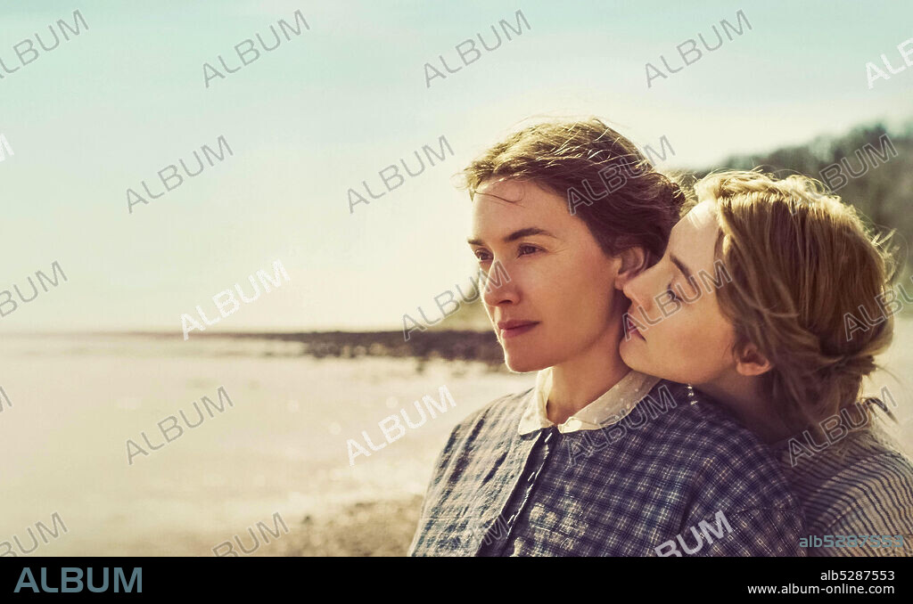 KATE WINSLET and SAOIRSE RONAN in AMMONITE, 2020, directed by FRANCIS LEE. Copyright See-Saw Films / BFI / BBC Films.