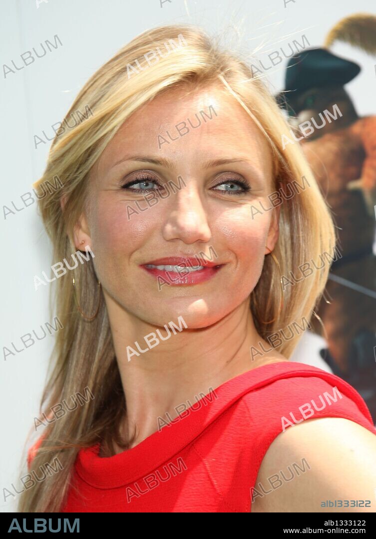 May 16, 2010 - Universal City, California, U.S. - May 16, 2010 - Universal City, California, USA - Actor CAMERON DIAZ arriving to the 'Shrek Forever After' Los Angeles Premiere held at the Gibson Amphitheatre. 16/05/2010