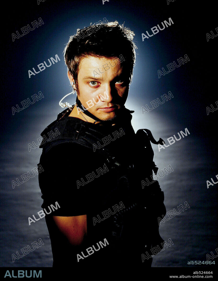 JEREMY RENNER in S. W. A. T., 2003, directed by CLARK JOHNSON. Copyright COLUMBIA PICTURES / WHITE, TIMOTHY.