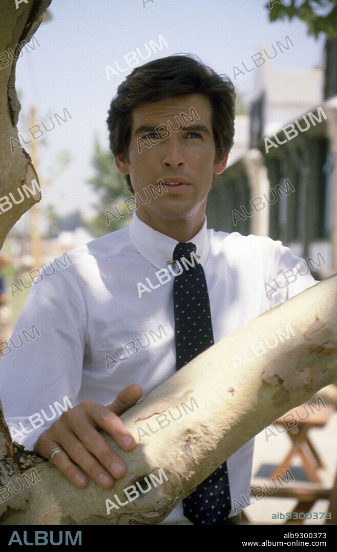 PIERCE BROSNAN in REMINGTON STEELE, 1982, directed by DON WEIS and SEYMOUR ROBBIE. Copyright MTM ENTERPRISES.