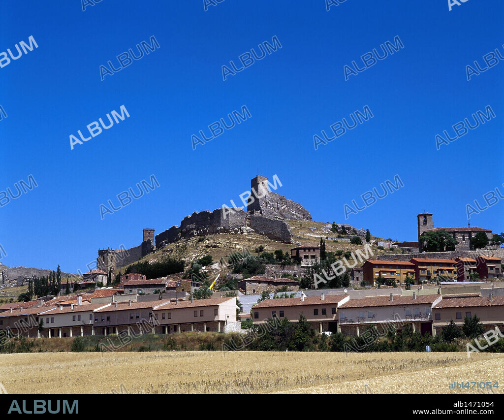 ATIENZA. Overview of the town dominated by the castle built in the twelfth century. Guadalajara province. Castile-La Mancha. Spain.