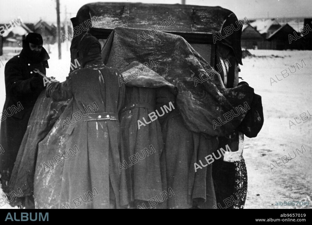 German soldiers repair an engine under the warming protection of a tarp. Photo: Dürr. [automated translation].