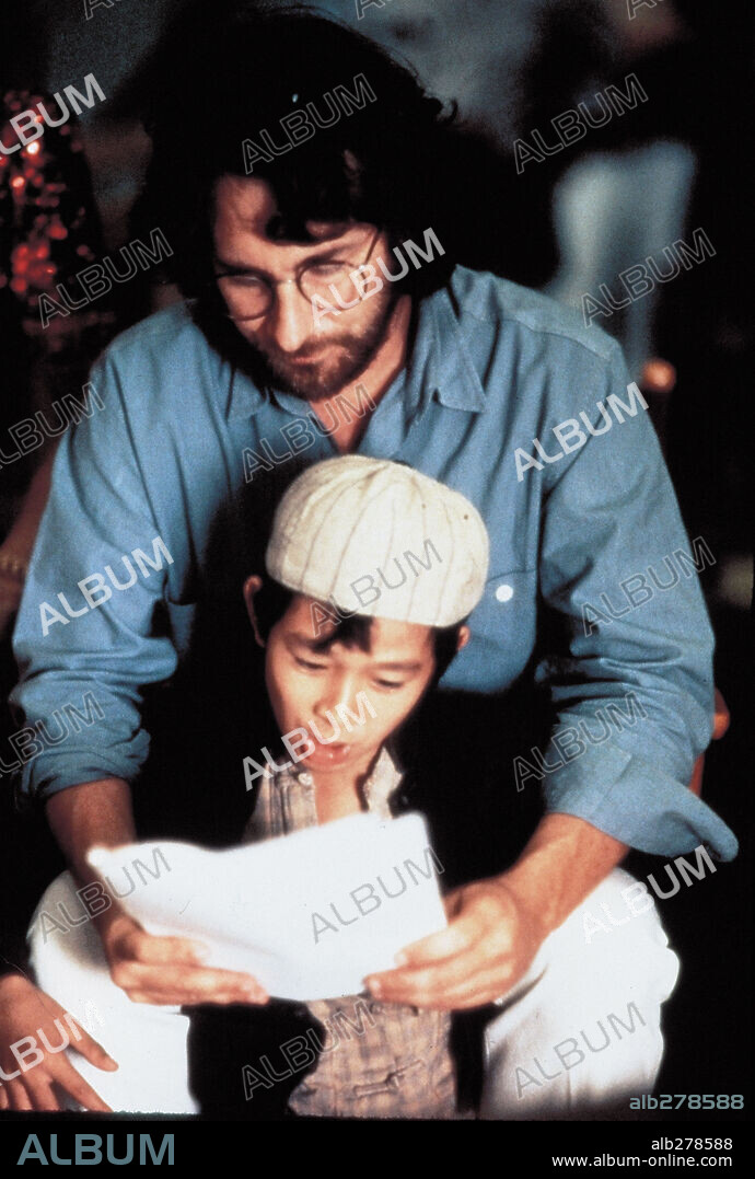 Ke Huy Quan und STEVEN SPIELBERG in INDIANA JONES AND THE TEMPLE OF DOOM, 1984, unter der Regie von STEVEN SPIELBERG. Copyright LUCASFILM LTD/PARAMOUNT.