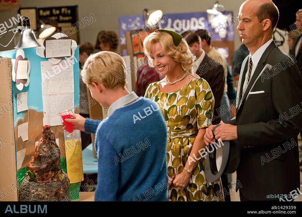 ANTHONY EDWARDS, CALLAN MCAULIFFE and REBECCA DE MORNAY in FLIPPED, 2010, directed by ROB REINER. Copyright CASTLE ROCK ENTERTAINMENT / GLASS, BEN.